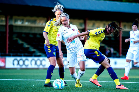 Rosengårds Iina Salmi i duell om bollen med Bröndbys