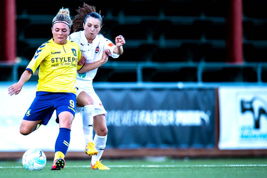 Bröndbys Nanna Christiansen och Rosengårds Iva Ladeka  i