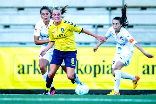 Bröndbys Julie Trusturp dribblar sig fri med bollen från