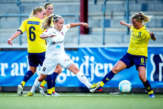 Rosengårds Iina Salmi och Bröndbys Theresa Nielsen i