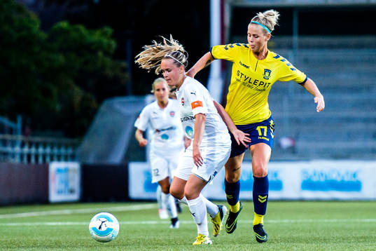 Rosengårds Iina Salmi och Bröndbys Julie Taulo