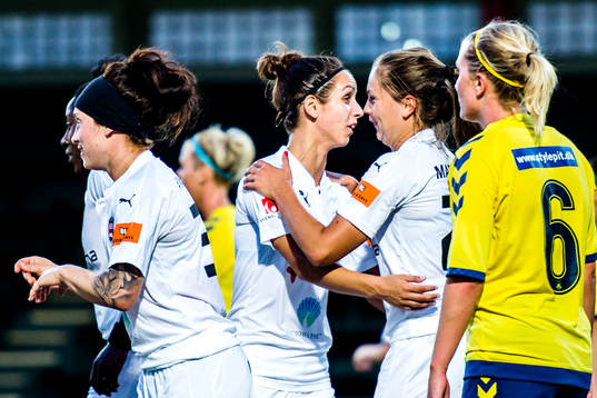 Rosengårds Natasa Andonova och Lieke Martens jublar