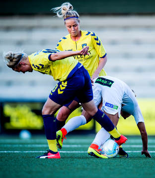 Bröndbys Louise Kristiansen stoppar Rosengårds Iva Ladeka