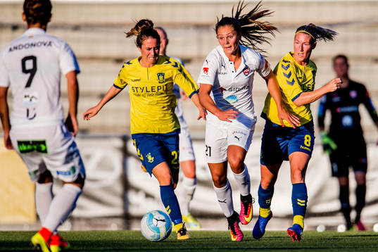 Bröndbys Fatima El Foul (v) och  Theresa Nielsen (h)