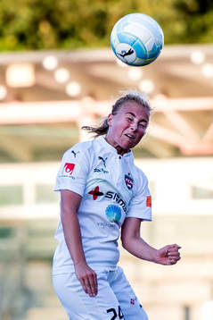 Rosengårds Ebba Wieder nickar
