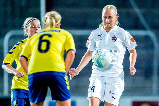 Rosengårds Ebba Wieder tar emot bollen