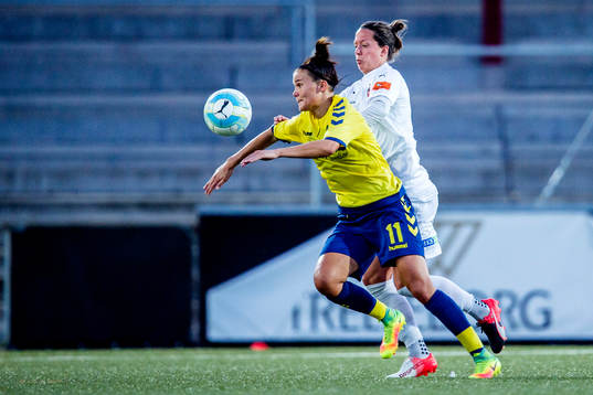 Bröndbys Katrine Keje och Rosengårds Lina Nilsson i duell