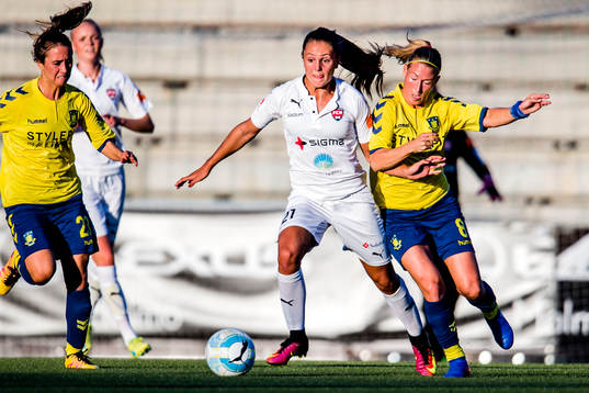 Rosengårds Lieke Martens och Bröndbys Theresa Nielsen i