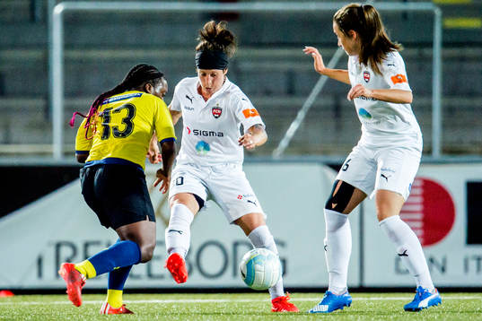 Rosengårds Ella Masar dribblar sig förbi med bollen