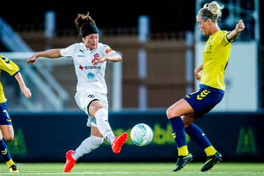 Rosengårds Ella Masar med bollen