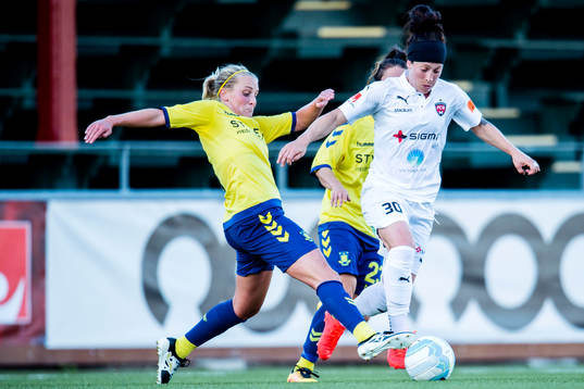 Bröndbys Julie Trusturp och Rosengårds Ella Masar i duell