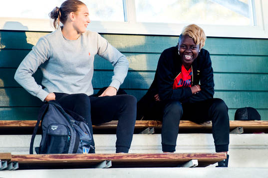 Rosengårds Gaëlle Enganamouit på läktaren