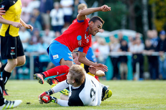 Helsingborgs Tyrell Rusike och Gnosjös målvakt Victor Lid