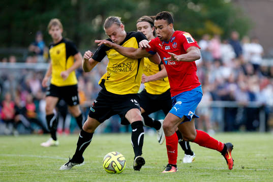 Helsingborgs Tyrell Rusike går omkull i en duell med