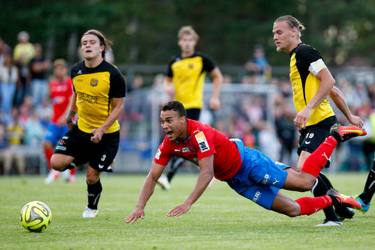 Helsingborgs Tyrell Rusike går omkull i en duell med