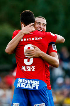 Helsingborgs Jordan Larsson och Tyrell Rusike jublar
