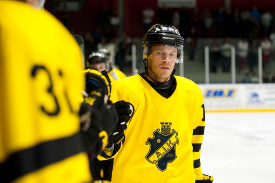 s Jonas Almtorp jublar