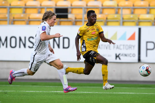 Elfsborgs Prince Isaac Kouame och Häckens Felix Stengarn
