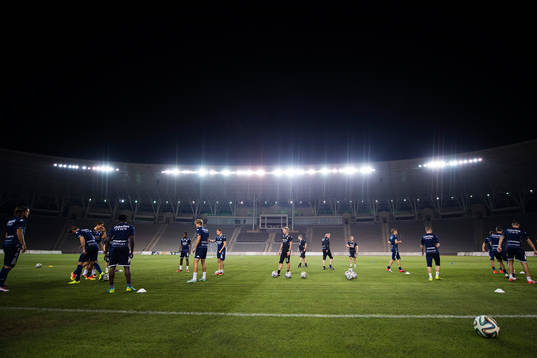 IFK Göteborgs spelare värmer upp på Tofiq
