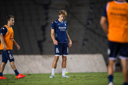 IFK Göteborgs Thomas Rogne slänger bort lite gräs från
