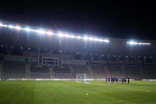 IFK Göteborgs spelare samlas på Tofiq Bähramov-stadion