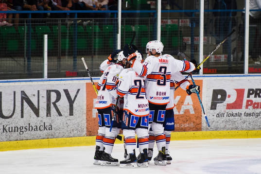 Växjös spelare jublar med målskytten till 0-1-målet