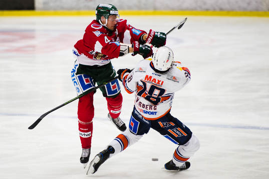 Frölundas Jacob Larsson tacklar Växjös Dennis Everberg