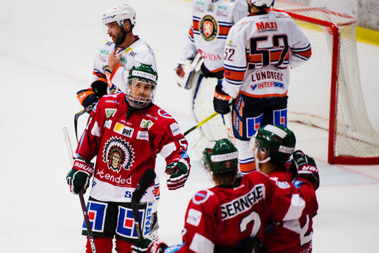 Frölundas Mats Rosseli Olsen jublar med målskytten till