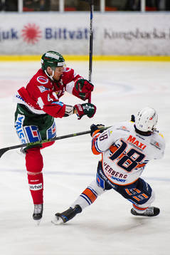 Frölundas Jacob Larsson tacklar Växjös Dennis Everberg