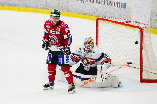 Frölundas Mats Rosseli Olsen täcker sikten för Växjös