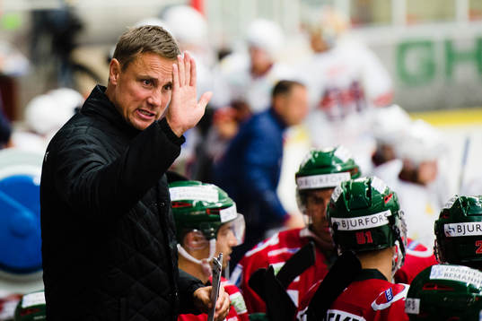 Frölundas tränare Roger Rönnberg i båset