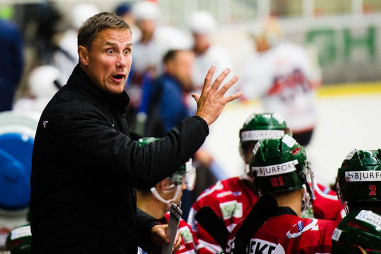 Frölundas tränare Roger Rönnberg reagerar i båset