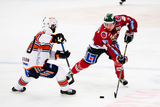 Växjös Erik Josefsson  försvarar mot Frölundas Johannes