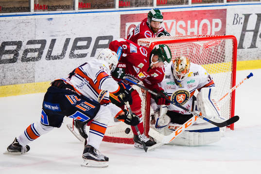 Växjös Eric Martinsson och målvakt Joacim Eriksson