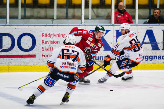 Växjös Linus Fröberg och Calle Rosén försvarar mot