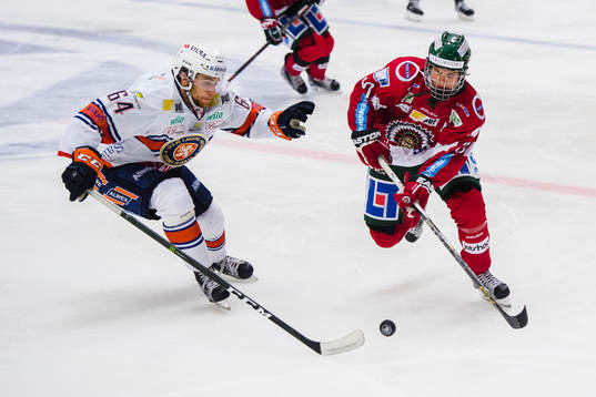 Växjös Eric Martinsson försvarar mot Frölundas Kalle