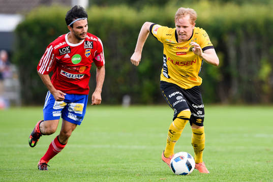 Elfsborgs Simon Lundevall och Gauthiods Emanuel Adebayo
