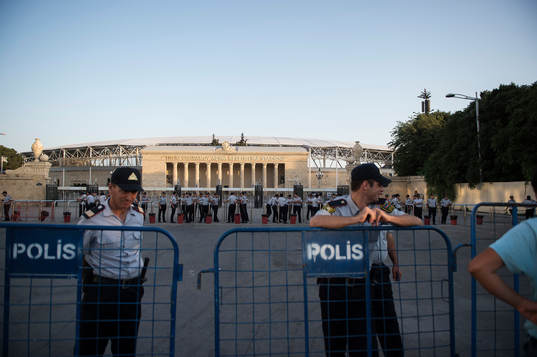 Poliser utanför Tofiq Bähramov-stadion