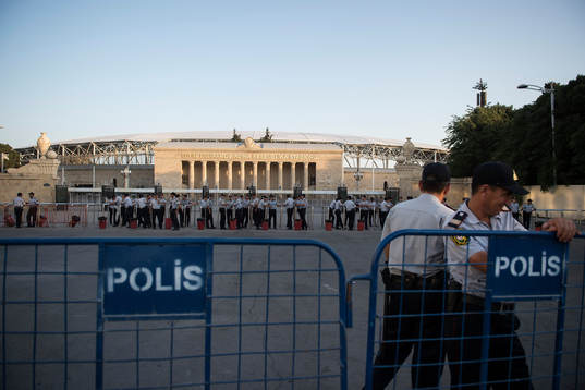 Poliser utanför Tofiq Bähramov-stadion