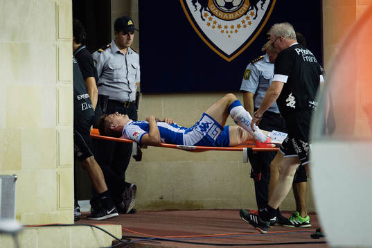 IFK Göteborgs Mikael Boman bärs ut skadad