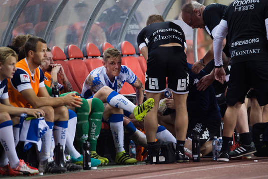 IFK Göteborgs Sören Rieks får vård på bänken