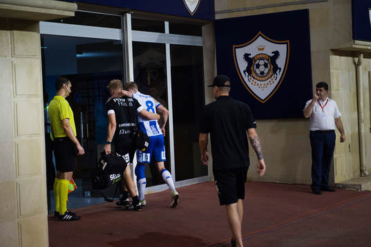 IFK Göteborgs Sören Rieks får hjälp att lämna