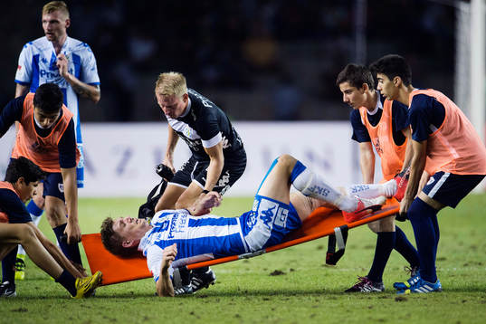 IFK Göteborgs Mikael Boman skadas i en duell och tappas