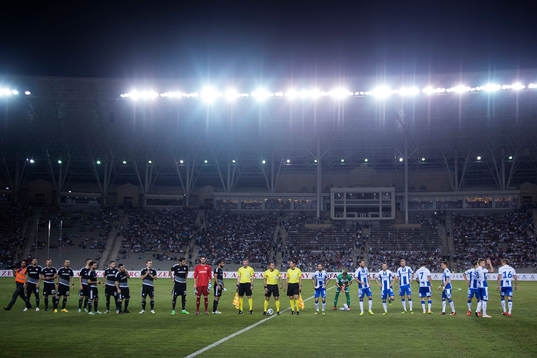 Karabachs och IFK Göteborgs spelare står uppställda