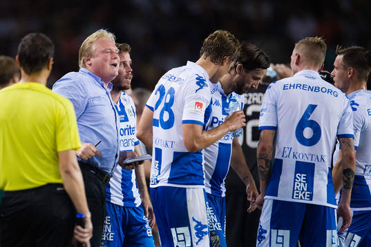 IFK Göteborgs tränare Jörgen Lennartsson samlar spelarna