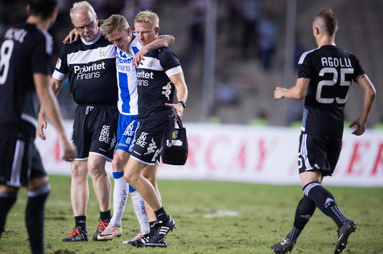 IFK Göteborgs Sören Rieks får hjälp av planen