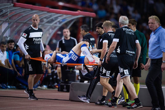 IFK Göteborgs Mikael Boman bärs ut på bår