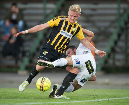 IFK Hässleholms Linus Svensson tar hand om Halmstads Sead