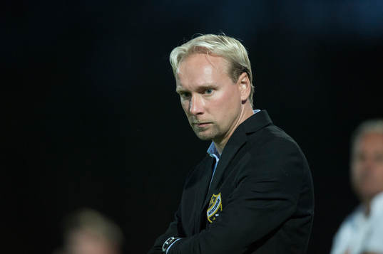 IFK Hässleholms tränare Daniel Nilsson i matchen i