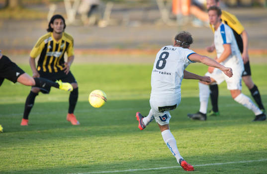 Halmstads Kristoffer Fagercrantz skjuter frispark i matchen